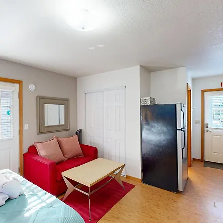 Beaches Inn | Pirates Cove Cabana 8-2